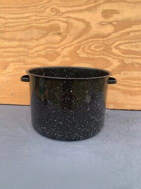 COOKING - Vintage BLACK SPECKLED Graniteware Enamelware 8qt Soup Pot 10"